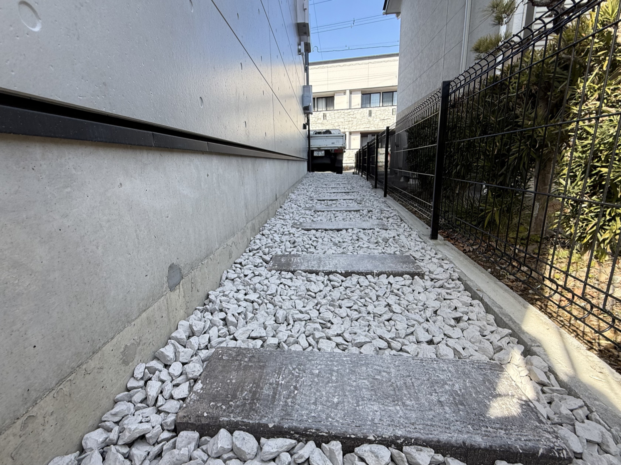 通路は線路を意識した造り