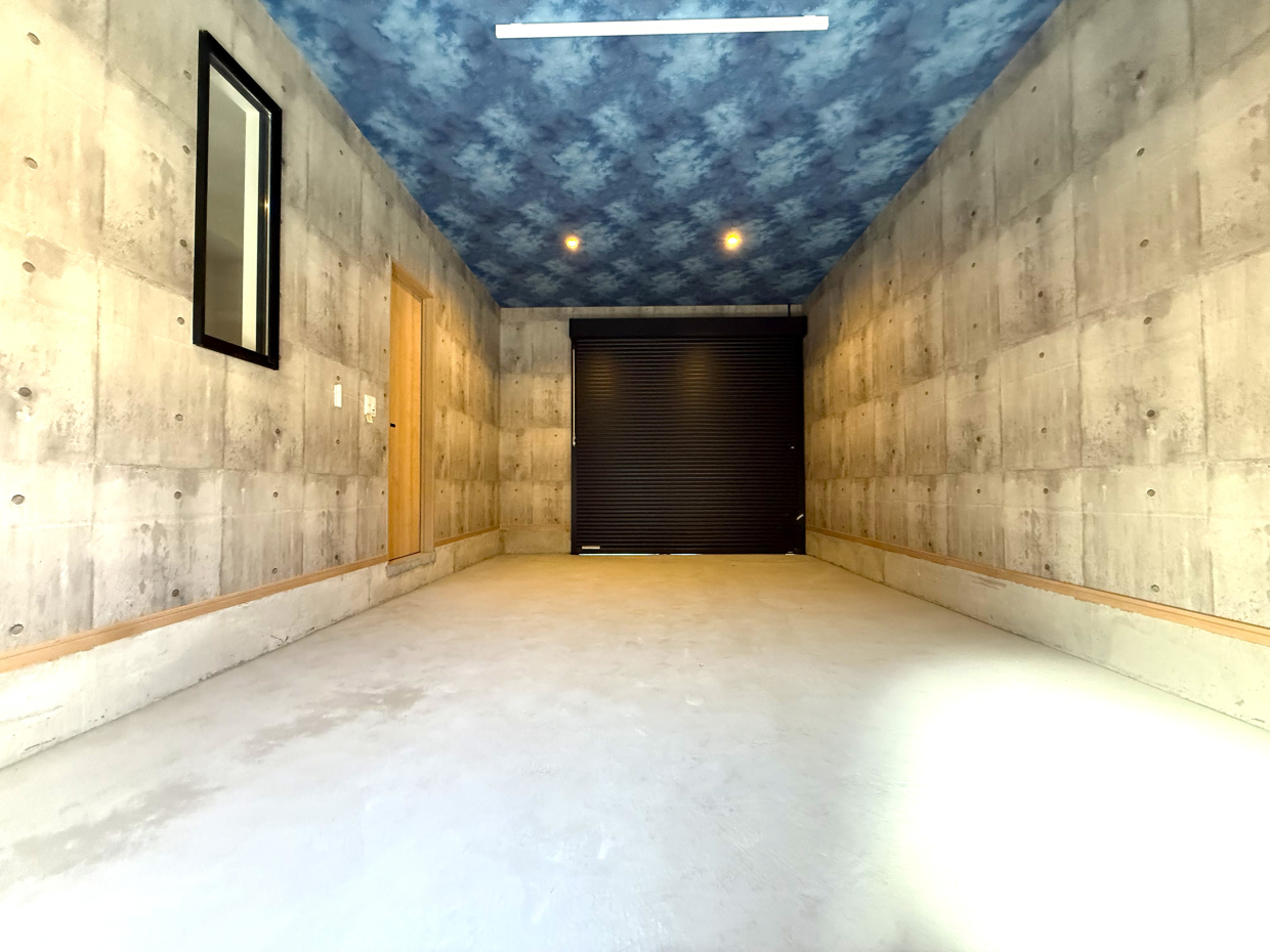 これはD棟のためガレージが黒いですが、C棟はホワイトっぽい色味です