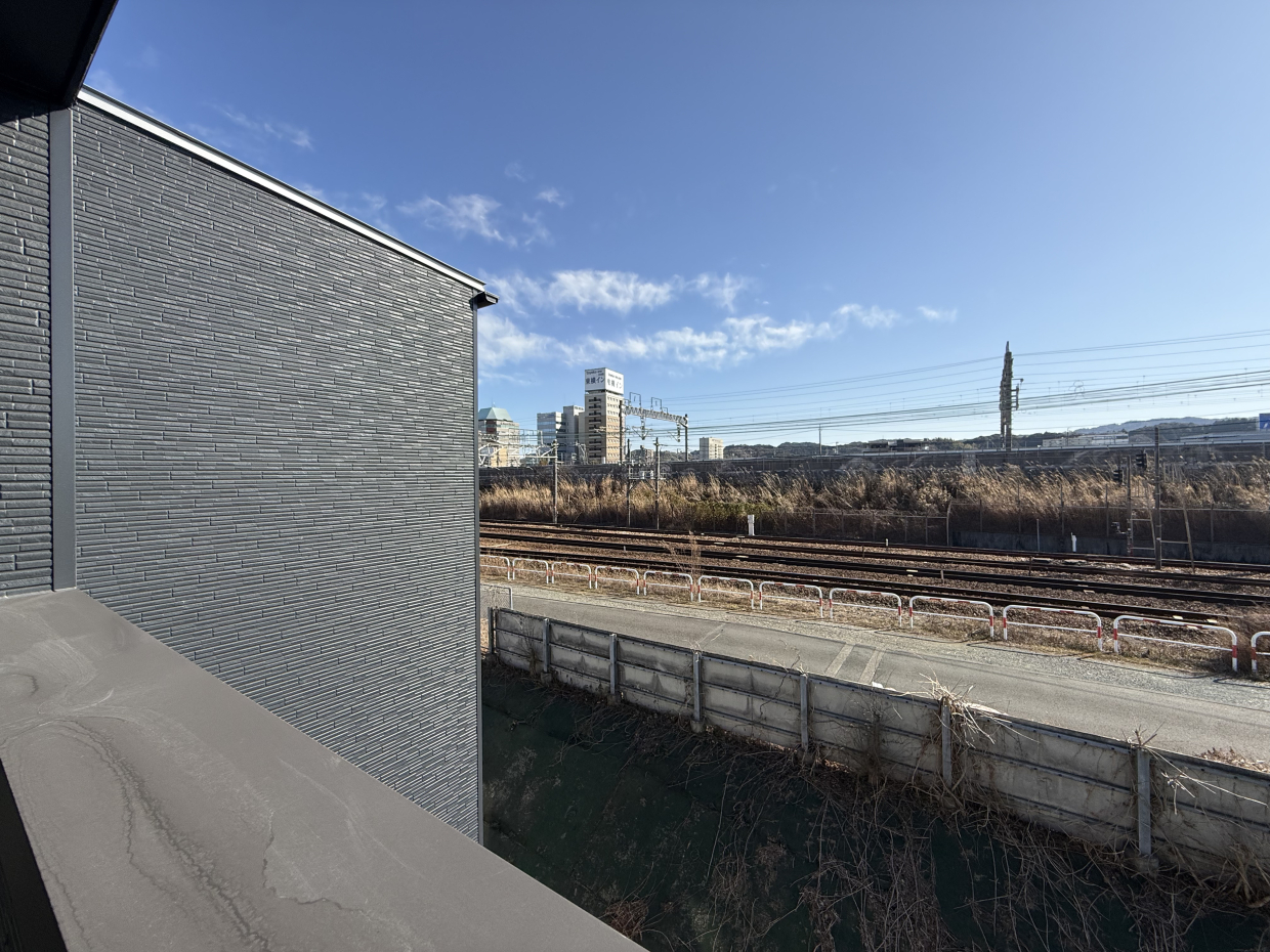 東海道新幹線、東海道本線、そして天竜浜名湖鉄道の3路線が交差する姿を、まるで実物大のジオラマのように眺めることができます 