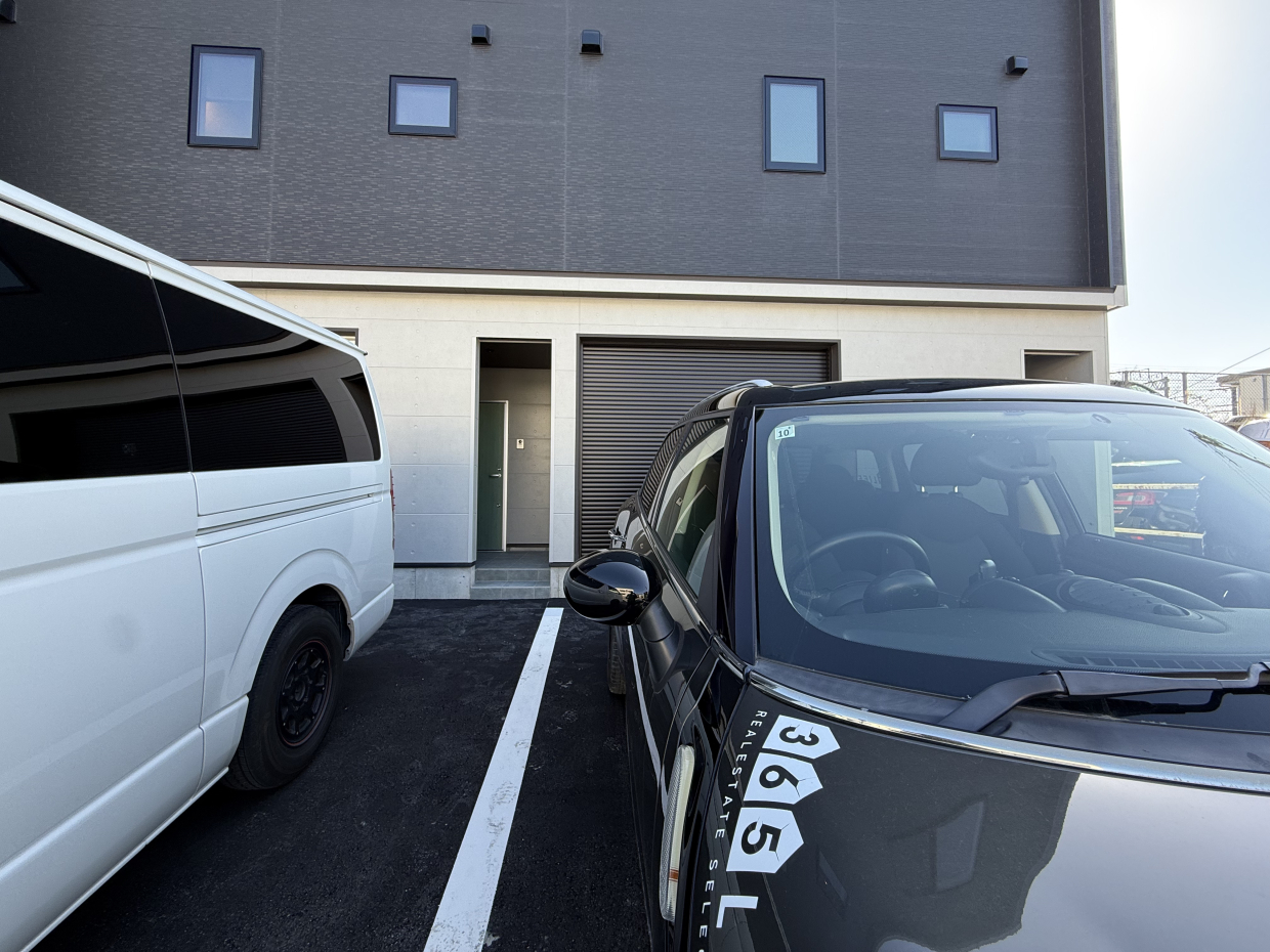 ガレージ+屋外2台駐車可能