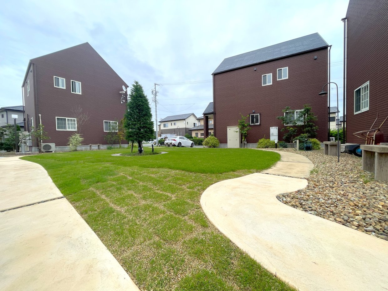 美しい緑とヨーロッピアンな外観