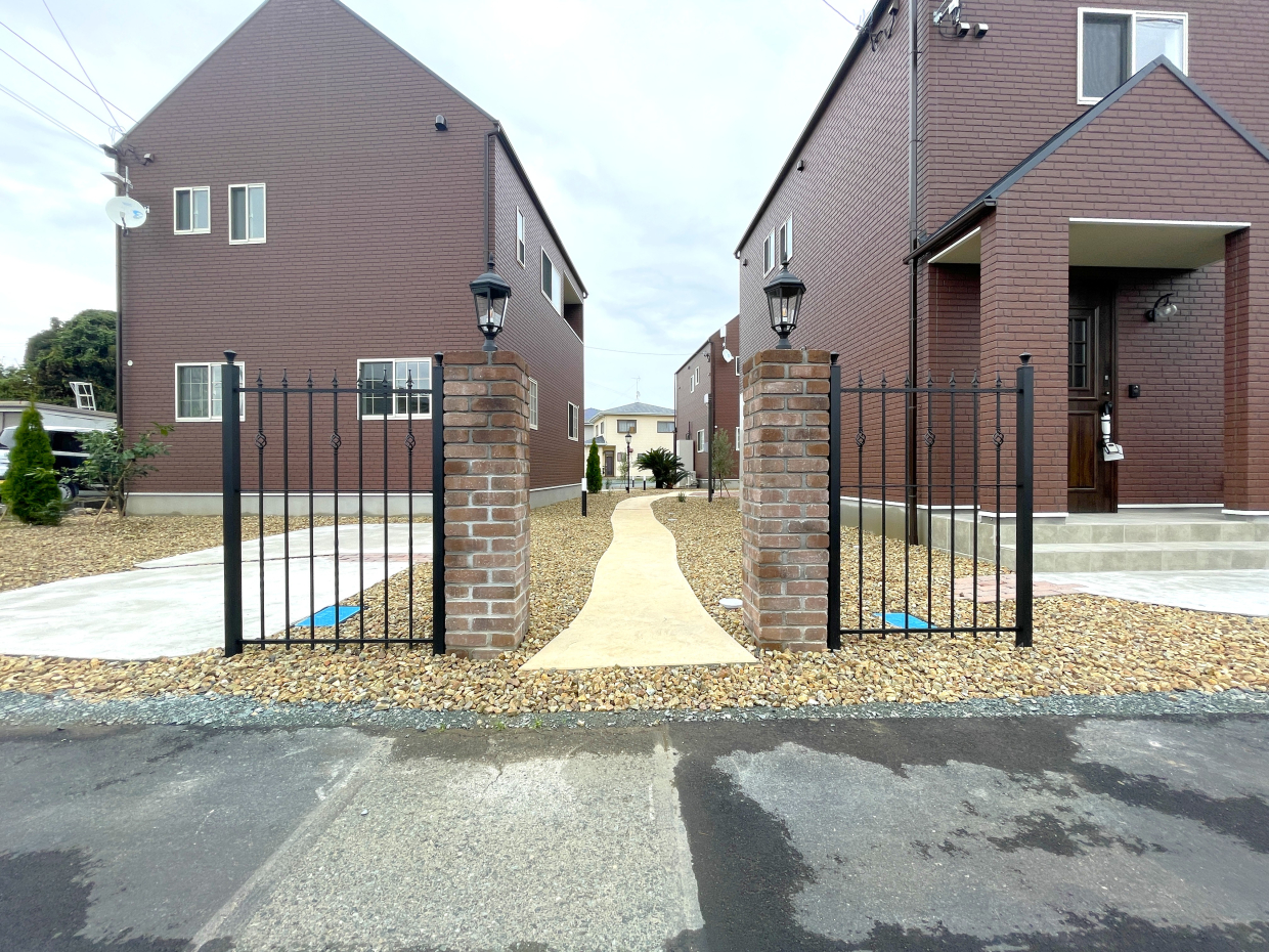 各家から続く小路があり、小路から続くエリアは共有スペースなのでお子さんの遊び場にもなりそう