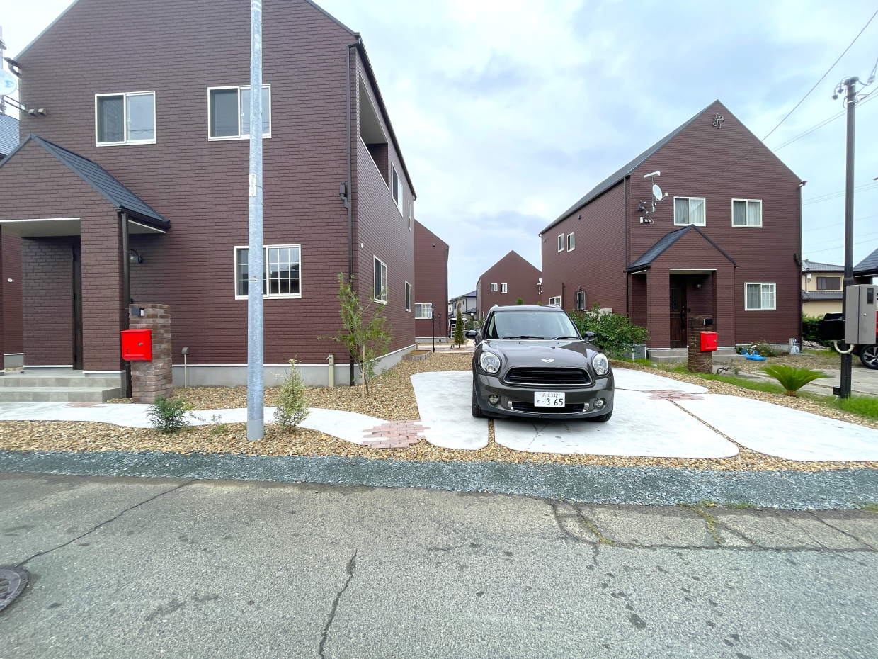 駐車場2台無料。左手が今回募集のE棟です