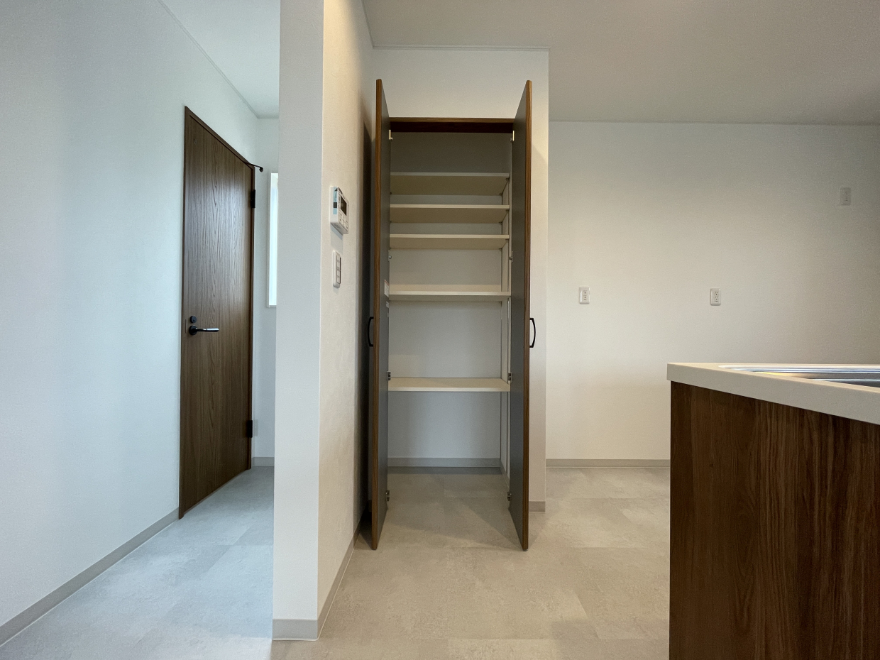 扉付きのパントリー収納も完備しています