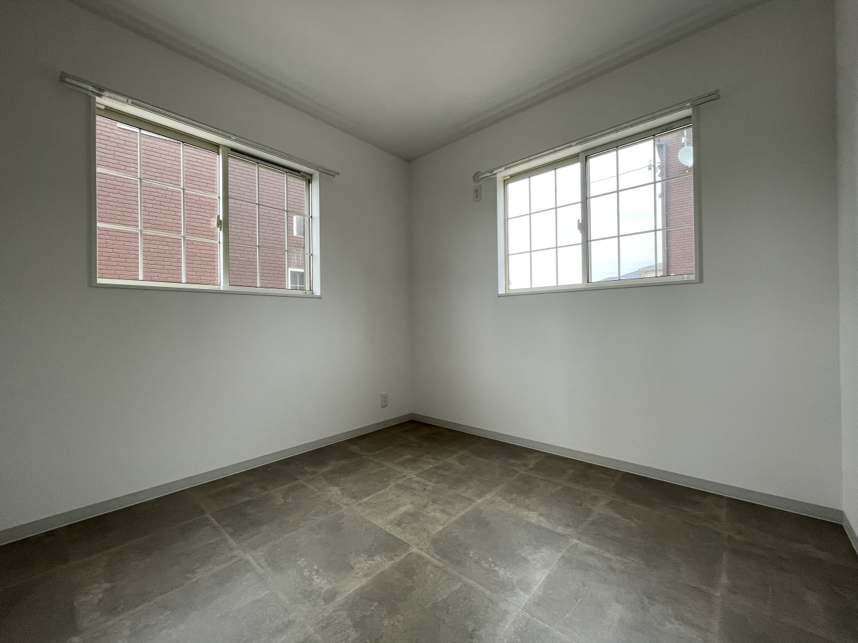 ダークグレイの床がかっこいい、アーティスティックなお部屋