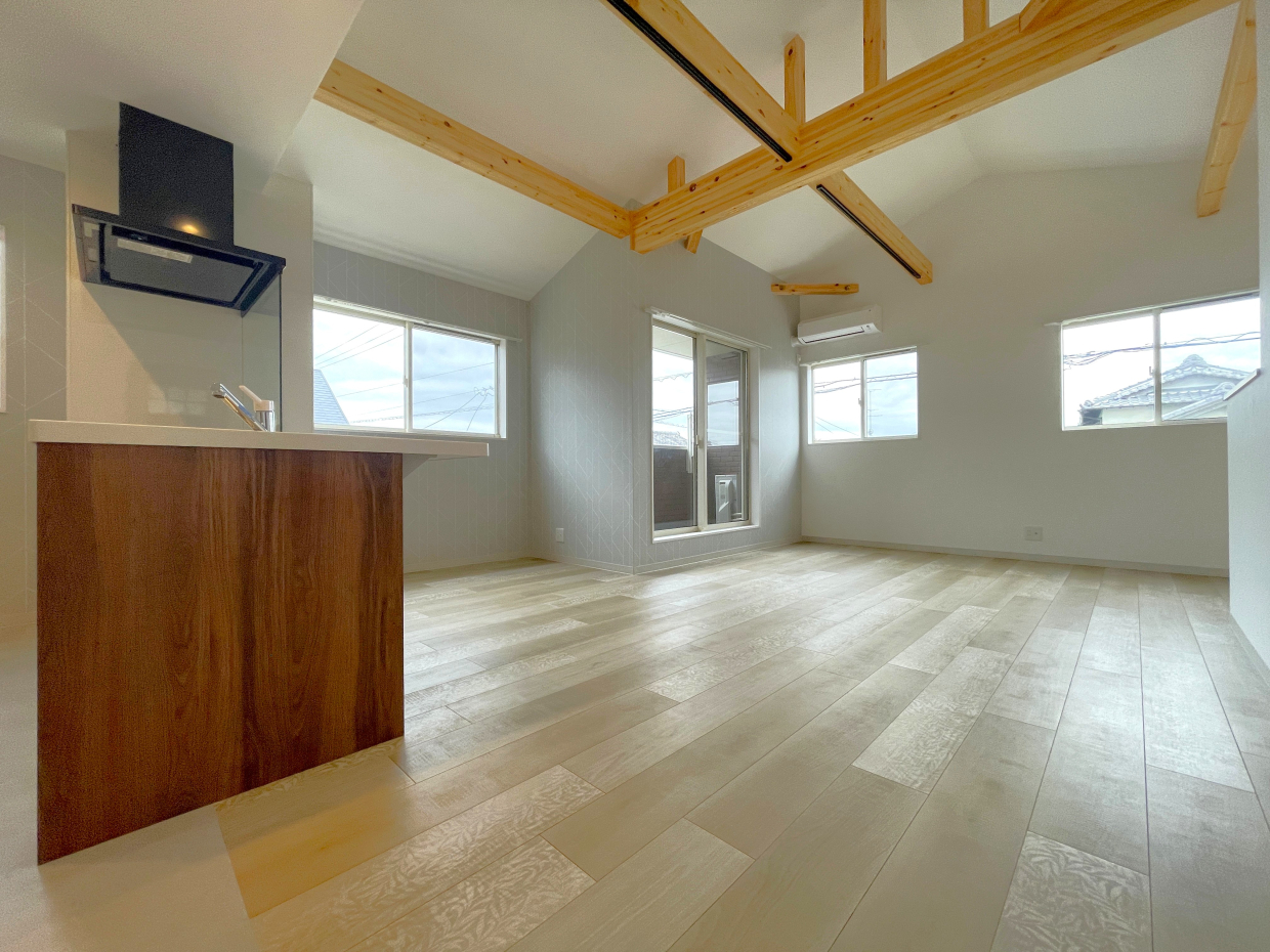 2階のLDKは窓がたっぷりあってさわやかな風が吹き抜けます