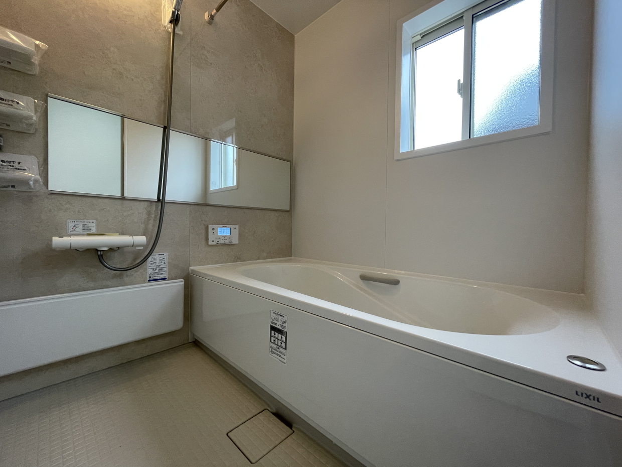お風呂は1坪風呂。追い焚き&浴室乾燥機付きです