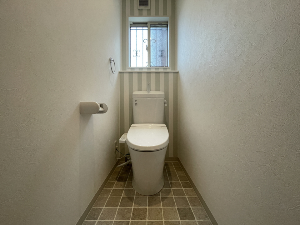 1階のお手洗い。2階のお手洗いとはまた違った内装にこだわりを感じる
