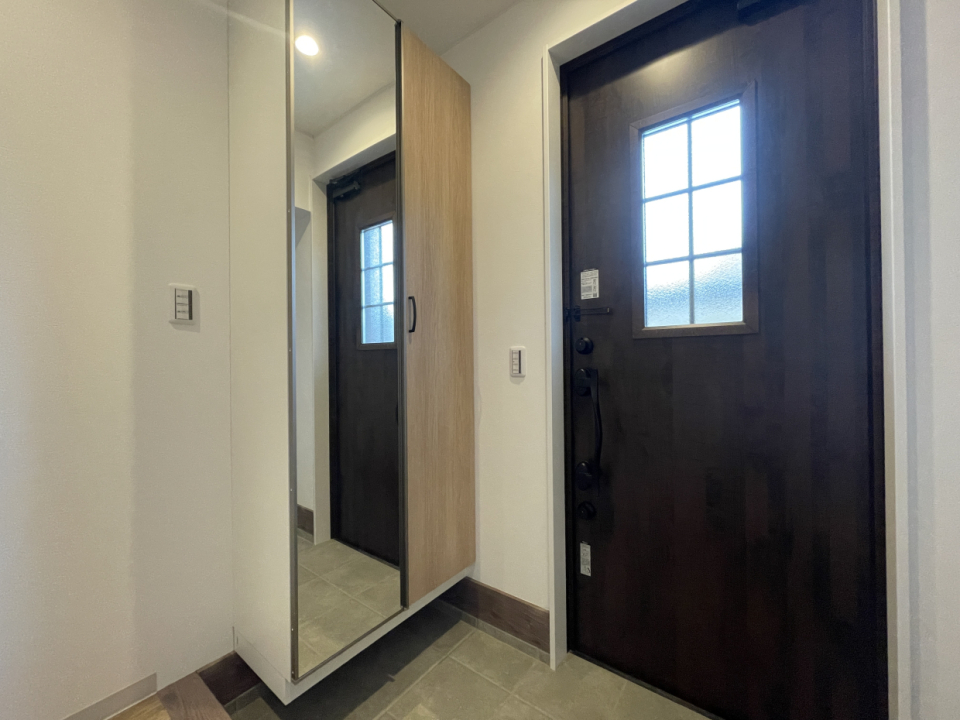 採光の撮れる玄関ドアと姿見付きのシューズクローゼット