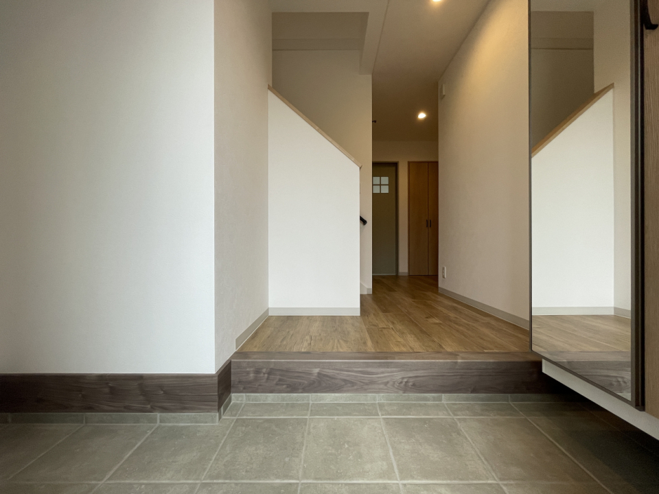 玄関入って左手には土間スペースがあり、家族の帰りをゆったりと出迎えてくれる