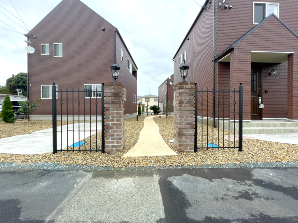 各家から続く小路があり、小路から続くエリアは共有スペースなのでお子さんの遊び場にもなりそう