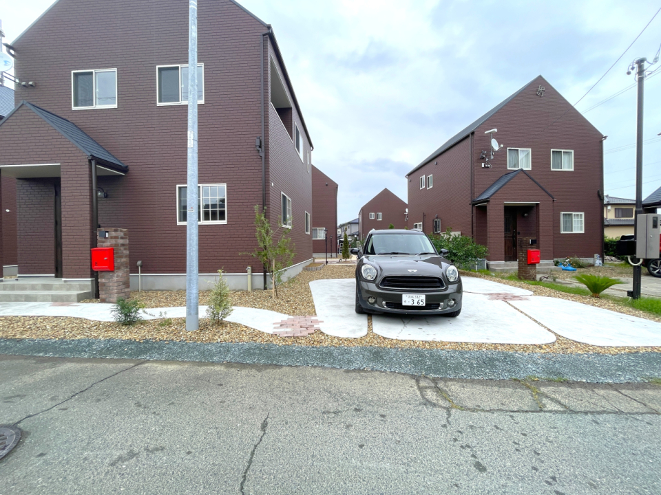 駐車場2台無料。左手が今回募集のE棟です