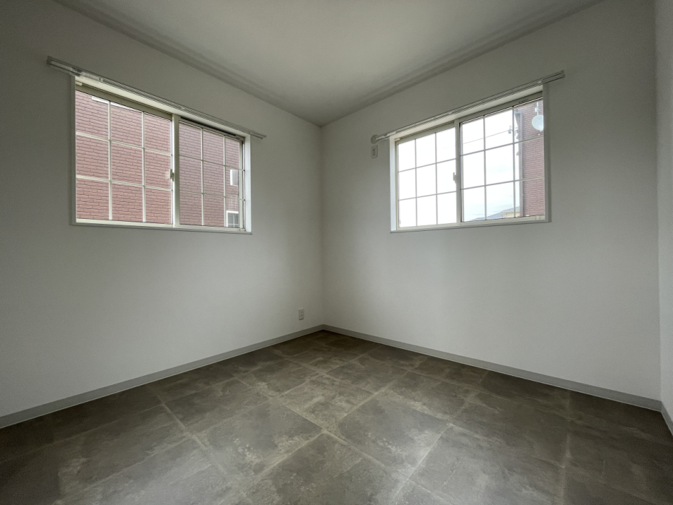 ダークグレイの床がかっこいい、アーティスティックなお部屋