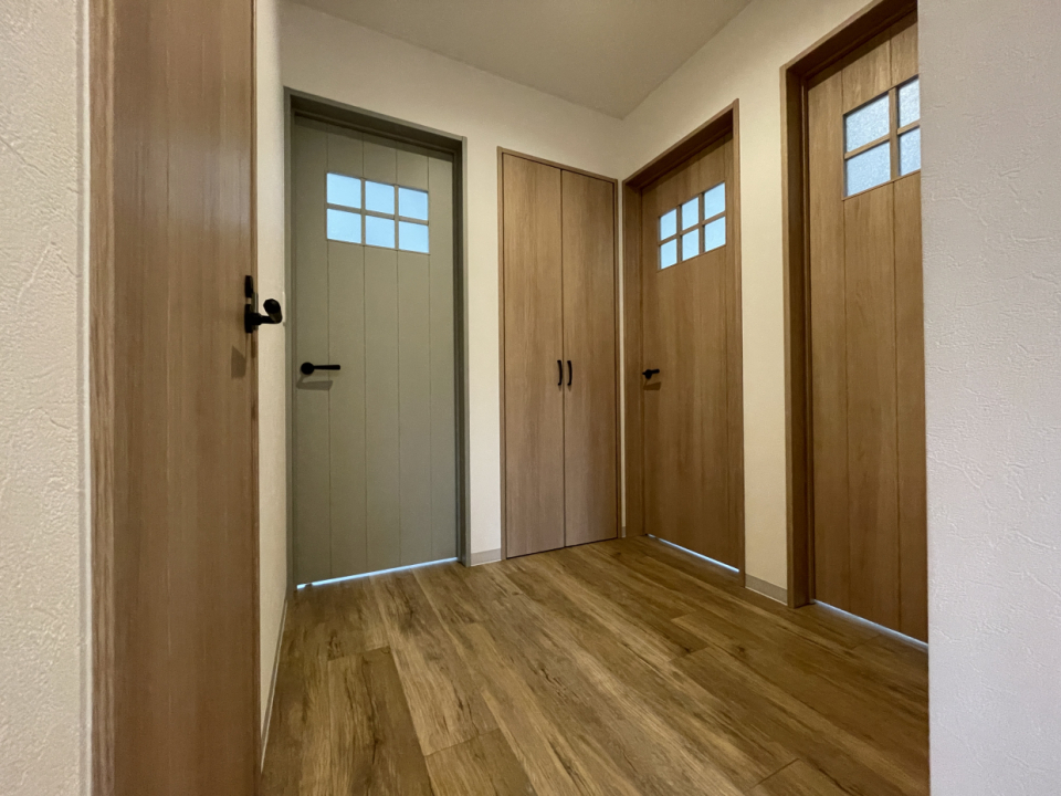 階段を降りると1階ホールはこんな感じ。カラーの違う扉が楽しい