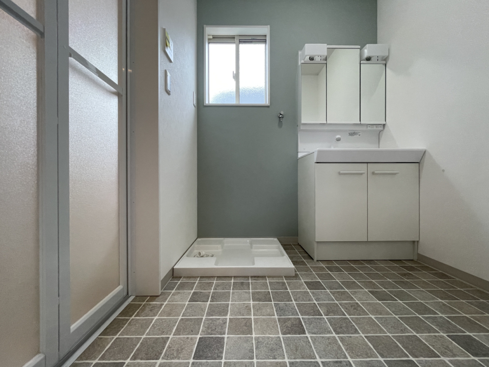 脱衣所は2階にあります。清潔感のある壁の色使いだけでなく、汚れが目立ちにくそうな床もナイス