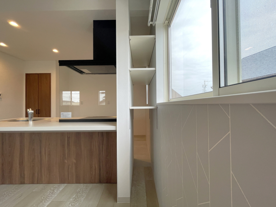 ハーフアイランド仕様になっていて、ここをパントリー代わりに使うこともできます！