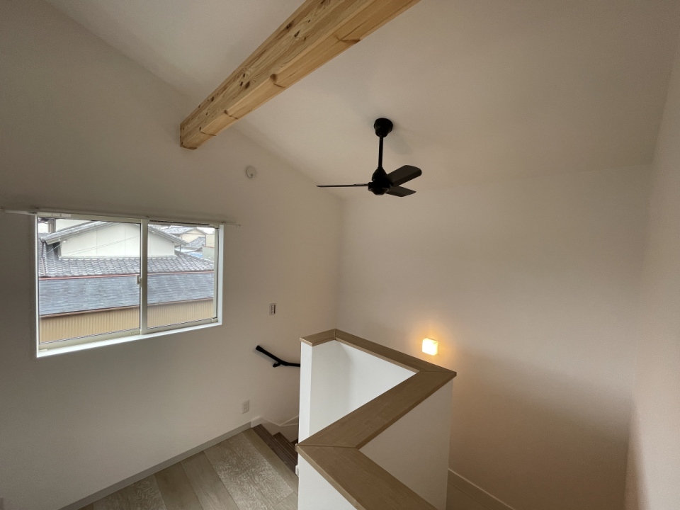 階段は吹き抜けになっていてシーリングファンがカフェのよう