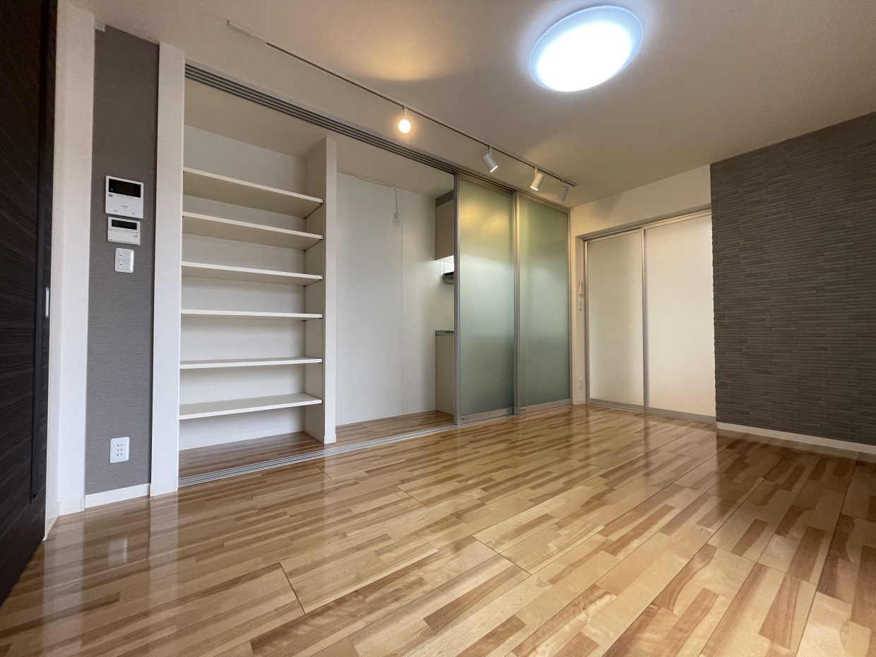 LED照明とスポットライトでなんだかリッチな雰囲気