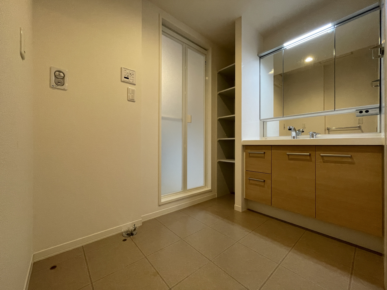 脱衣所はゆったりしていてお洗濯もしやすそう