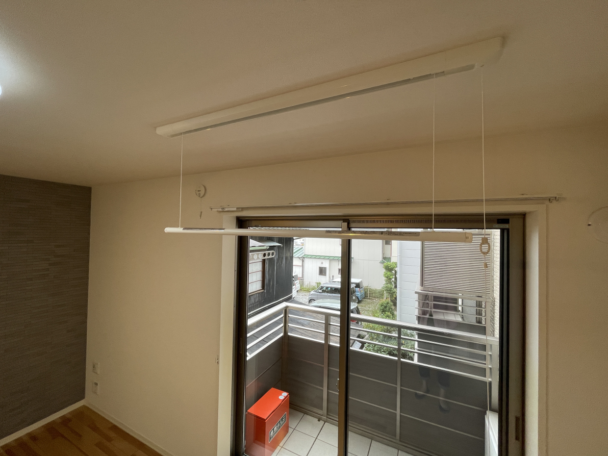 使う時だけ引き出せる室内干し用のホスクリーン