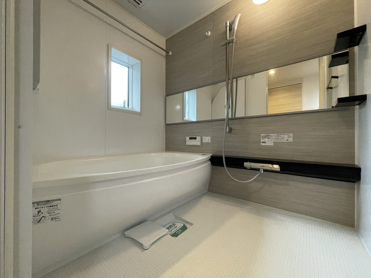 足を伸ばしてゆったり浸かれる浴槽。浴室乾燥もついてます