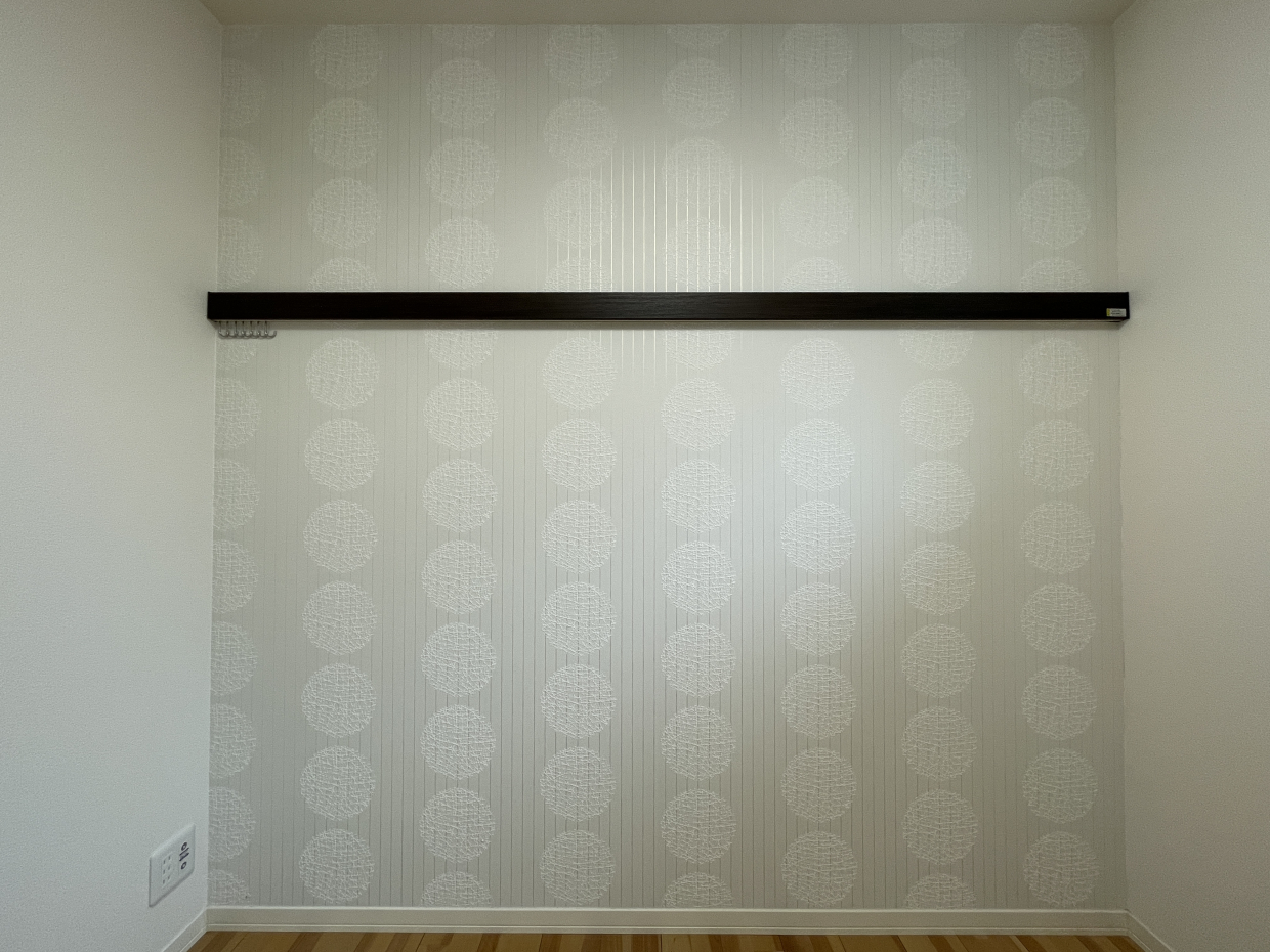 洋室はさりげない模様のアクセントクロスがおしゃれ