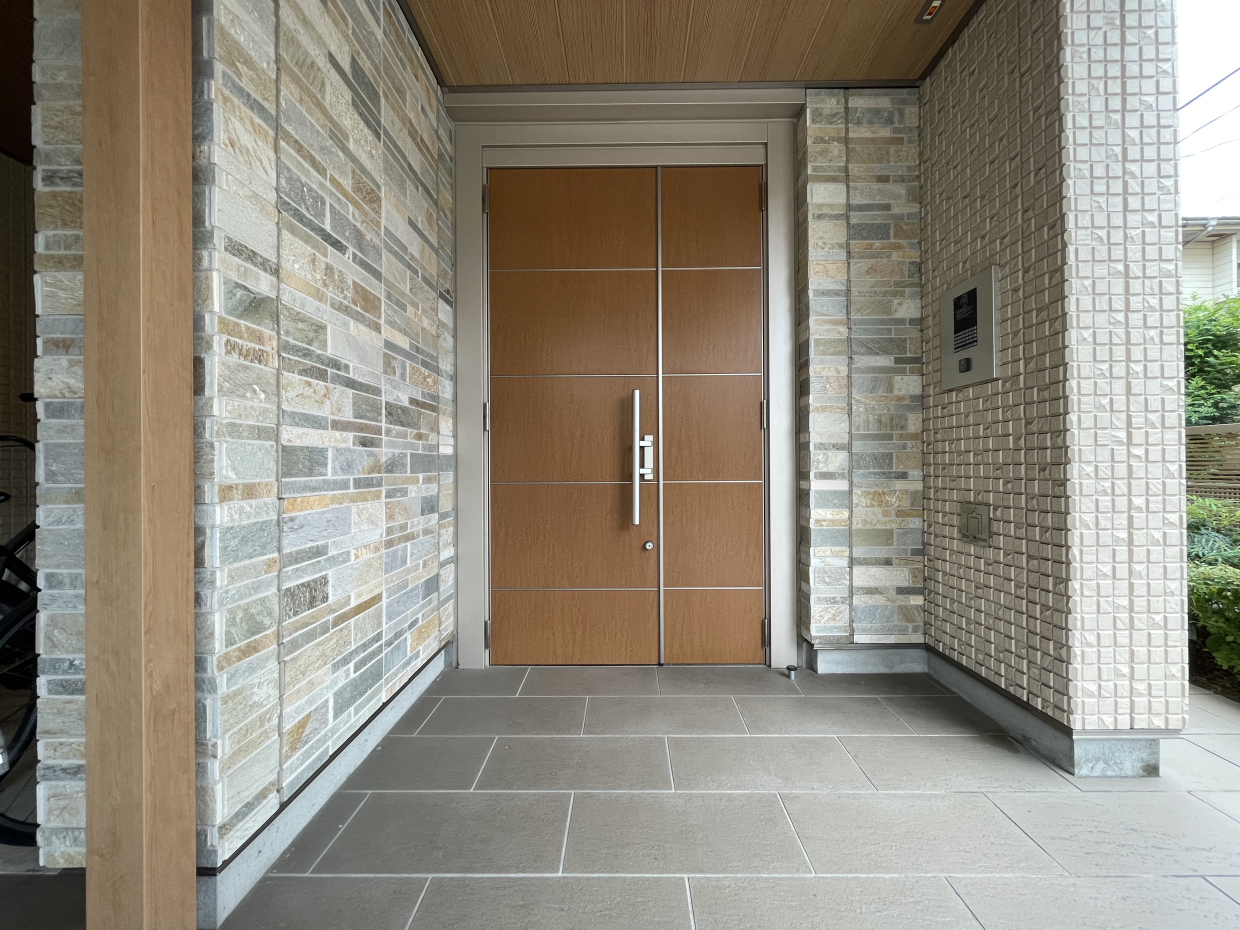石目調なエントランスの壁がおしゃれ