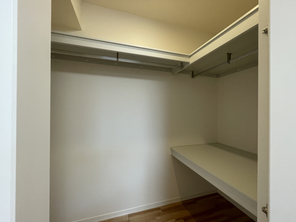ウォークインクローゼットがついているのでお荷物はまとめてここにしまえます