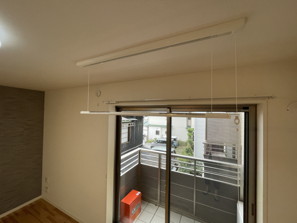 使う時だけ引き出せる室内干し用のホスクリーン