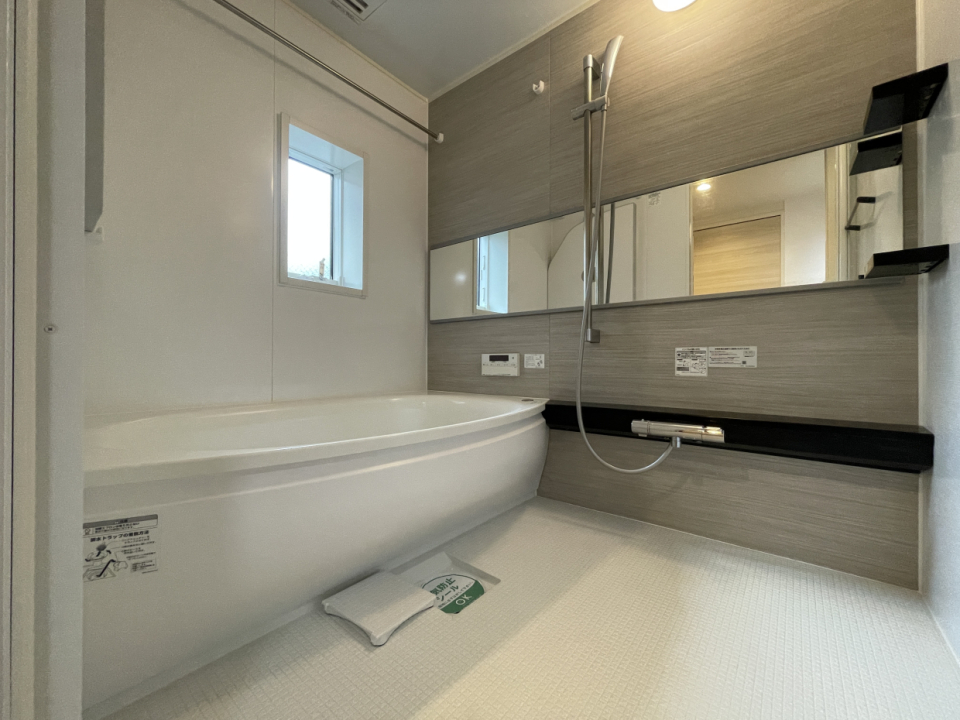 足を伸ばしてゆったり浸かれる浴槽。浴室乾燥もついてます