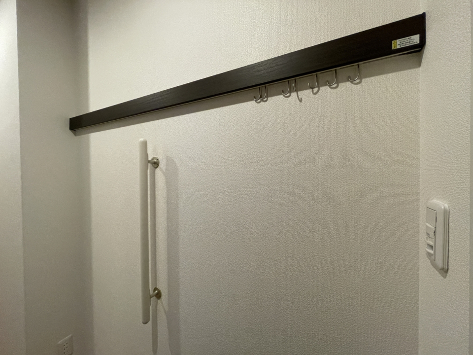 手すりとピクチャーレールがあり、細やかな気遣いが嬉しい