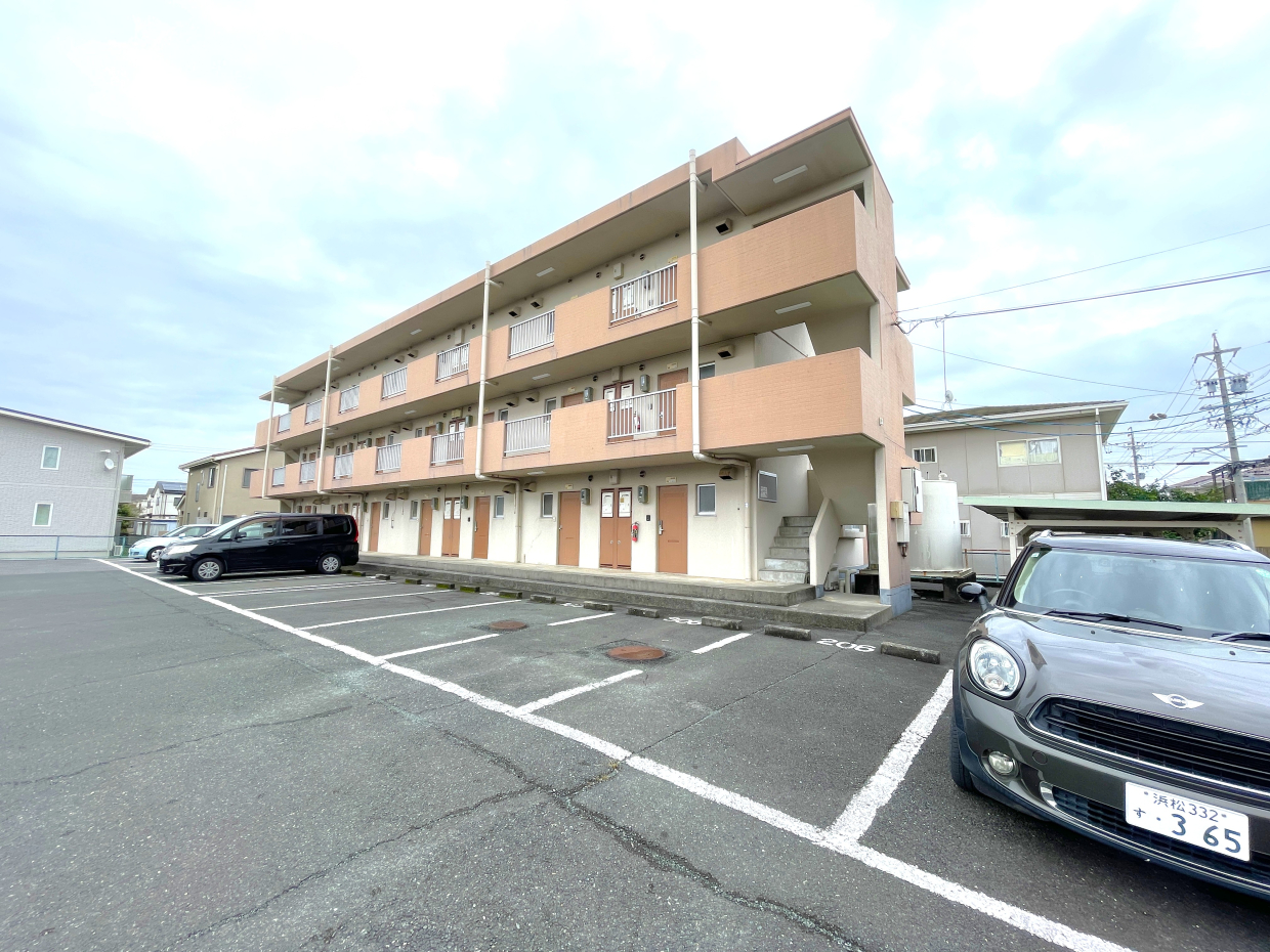 鉄筋コンクリート造3階建てのマンションです