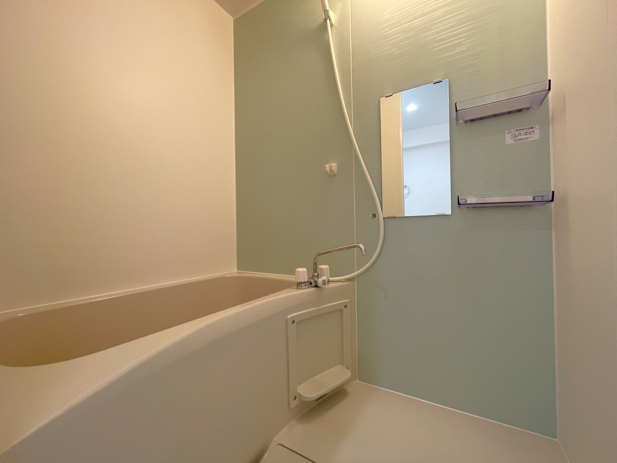 バスルームの壁は爽やかなライトグリーン