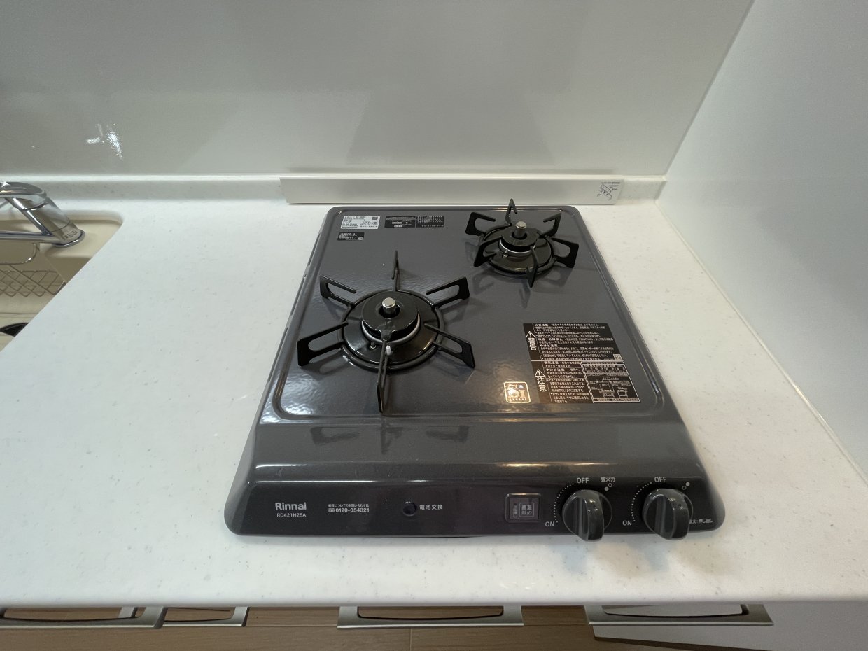 2口コンロがついており自炊もラクラクできますね