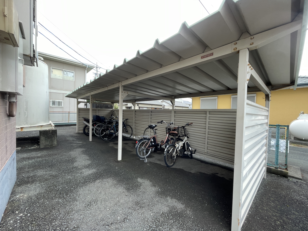 駐輪場は屋根付き