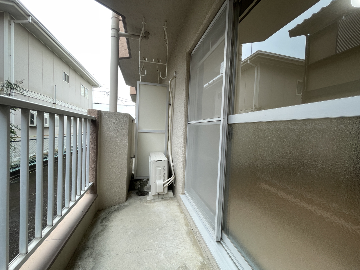 バルコニー。軒先が長く、洗濯物も安心して干せそう