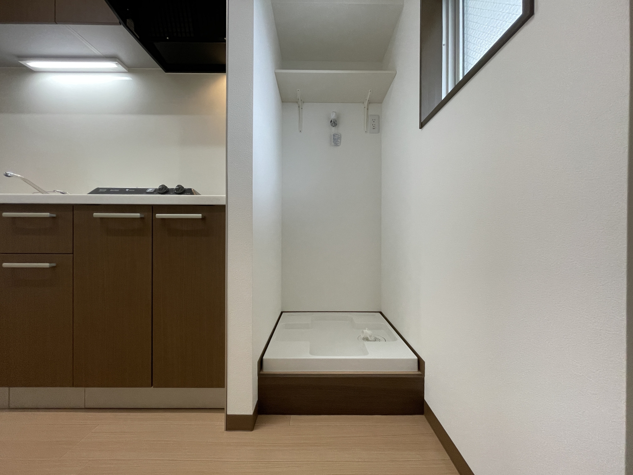 洗濯機置場はキッチンの右手にあります