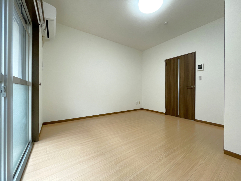 南面の掃き出し窓からぽかぽかとお日様の光が入ります