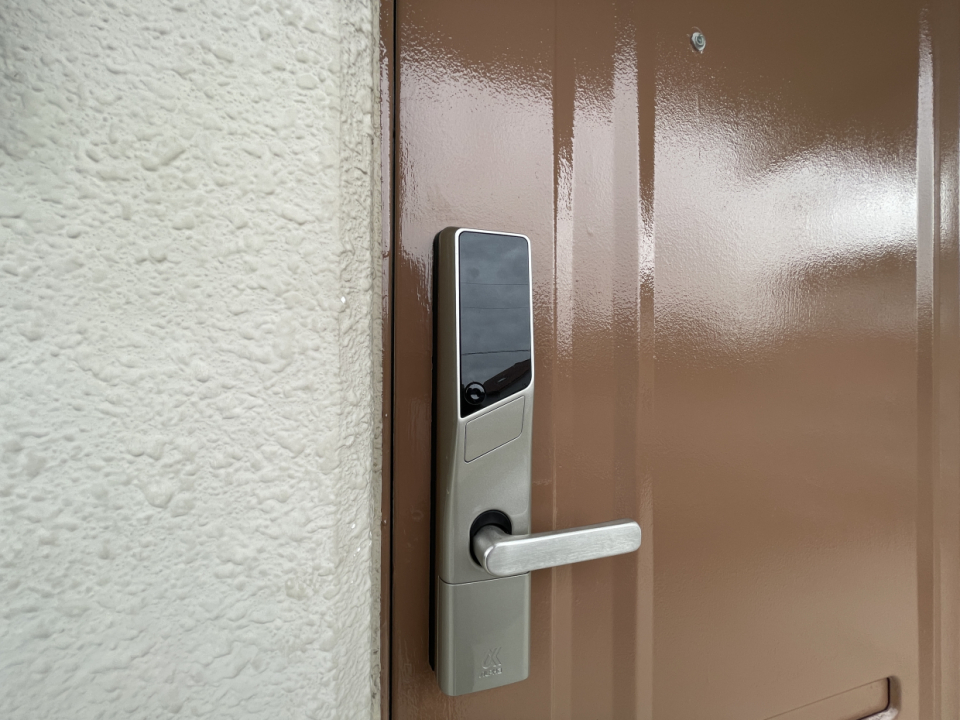 玄関のカギは電子キー。暗証番号で開け閉めするので鍵を持ち歩いたり落としたりする心配がありません