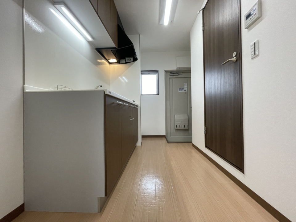 玄関ドアの横にも窓があるので、洋室とキッチンの間の仕切りを閉めていても換気が可能