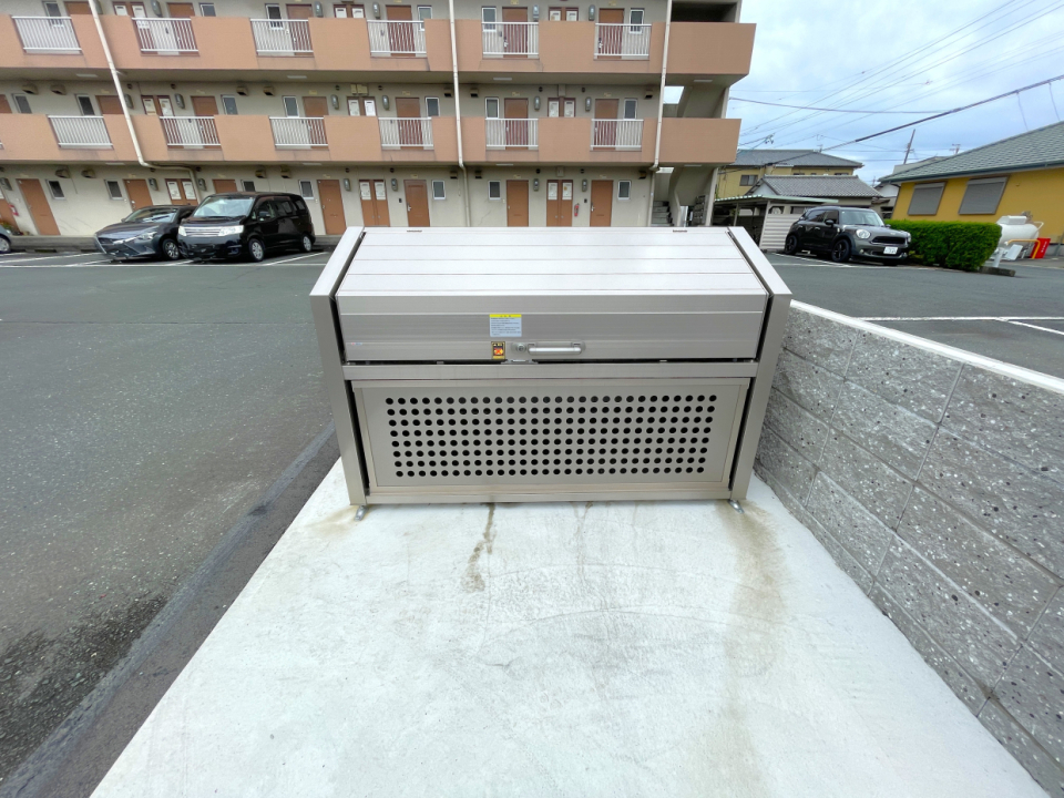 敷地内ゴミ捨て場があり忙しい朝も遠くまで出しにいく必要がありません