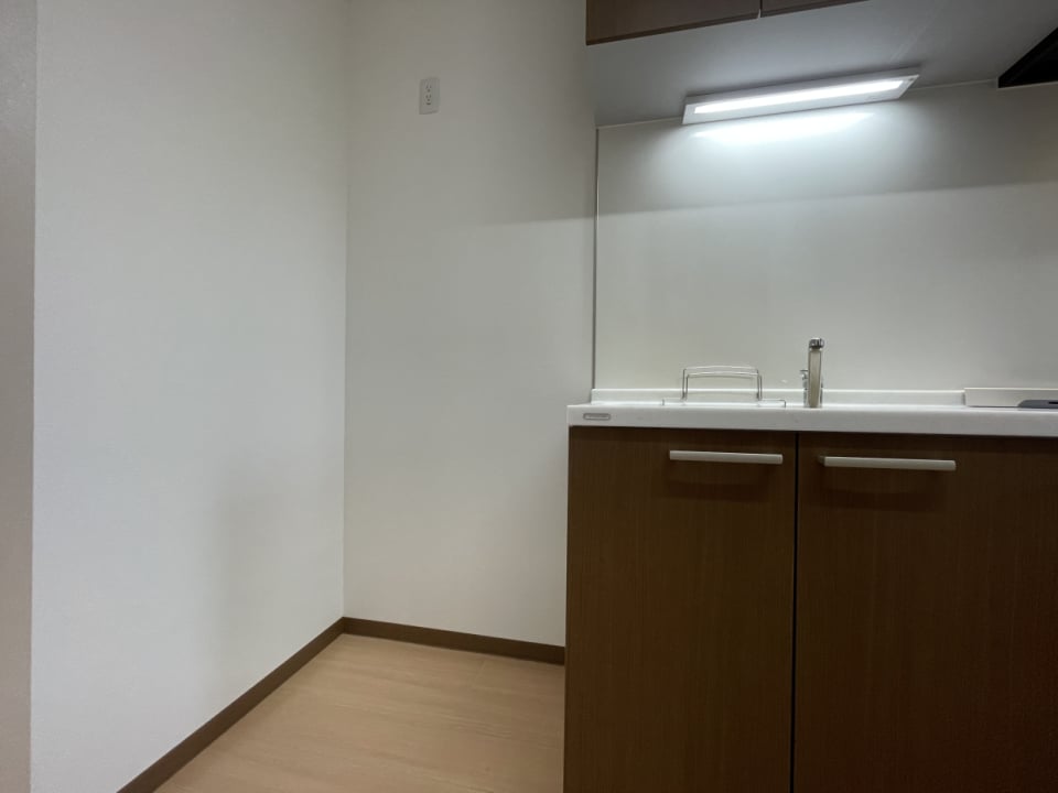 キッチン横のスペースはコンセントがあり冷蔵庫もバッチリ置けそう