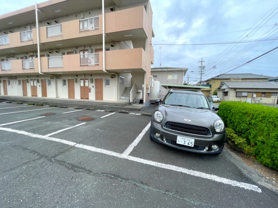 駐車場は隅の区画