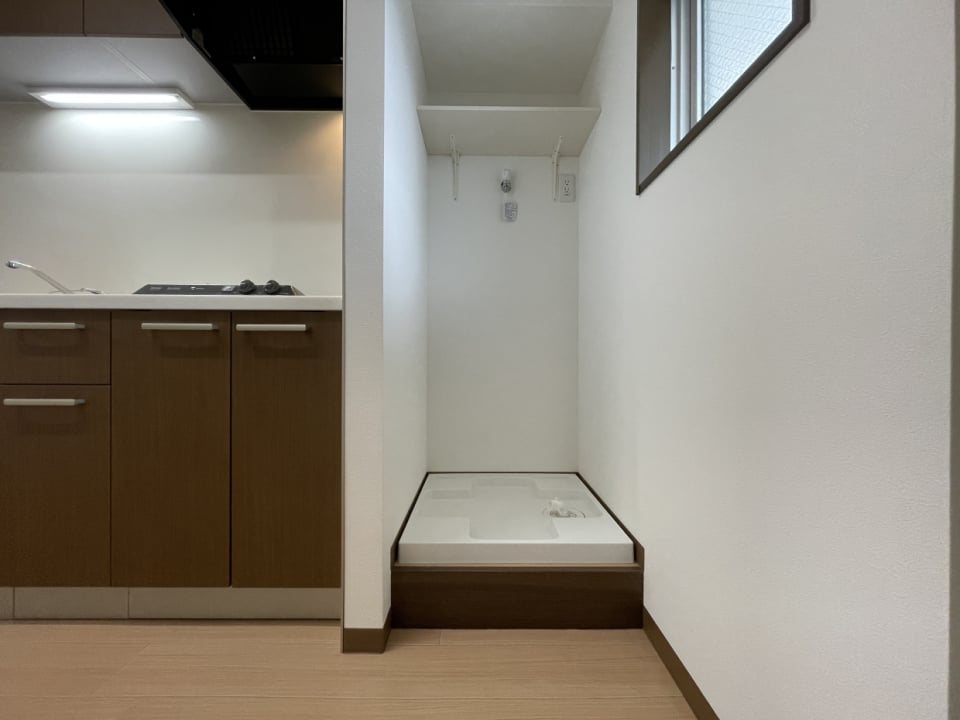 洗濯機置場はキッチンの右手にあります