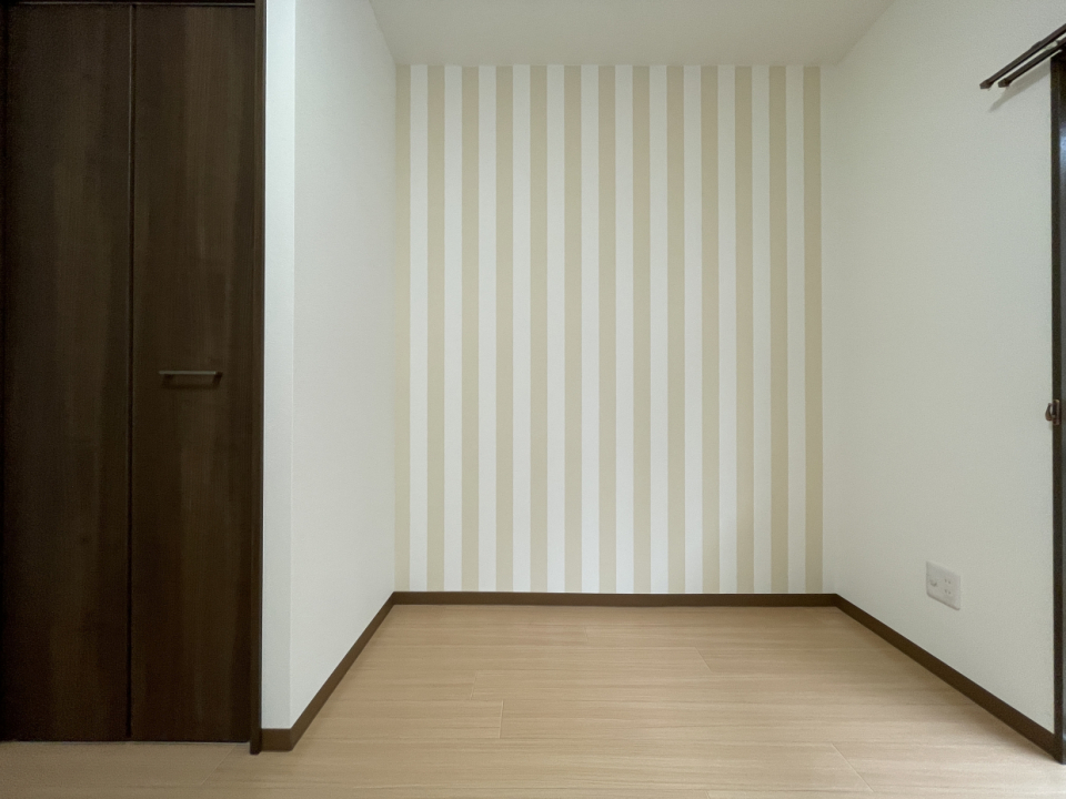 主張の強すぎないストライプのアクセントクロスが素敵