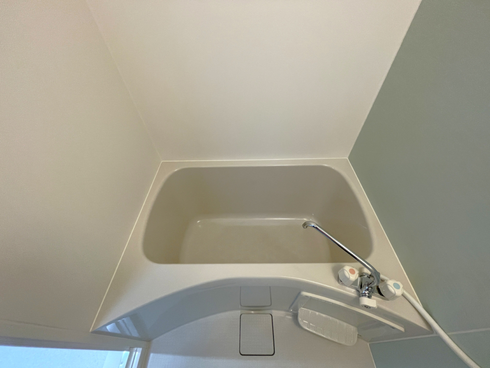 浴槽のサイズは普通ですが、ここもリノベ済みで衛生的なのは嬉しい