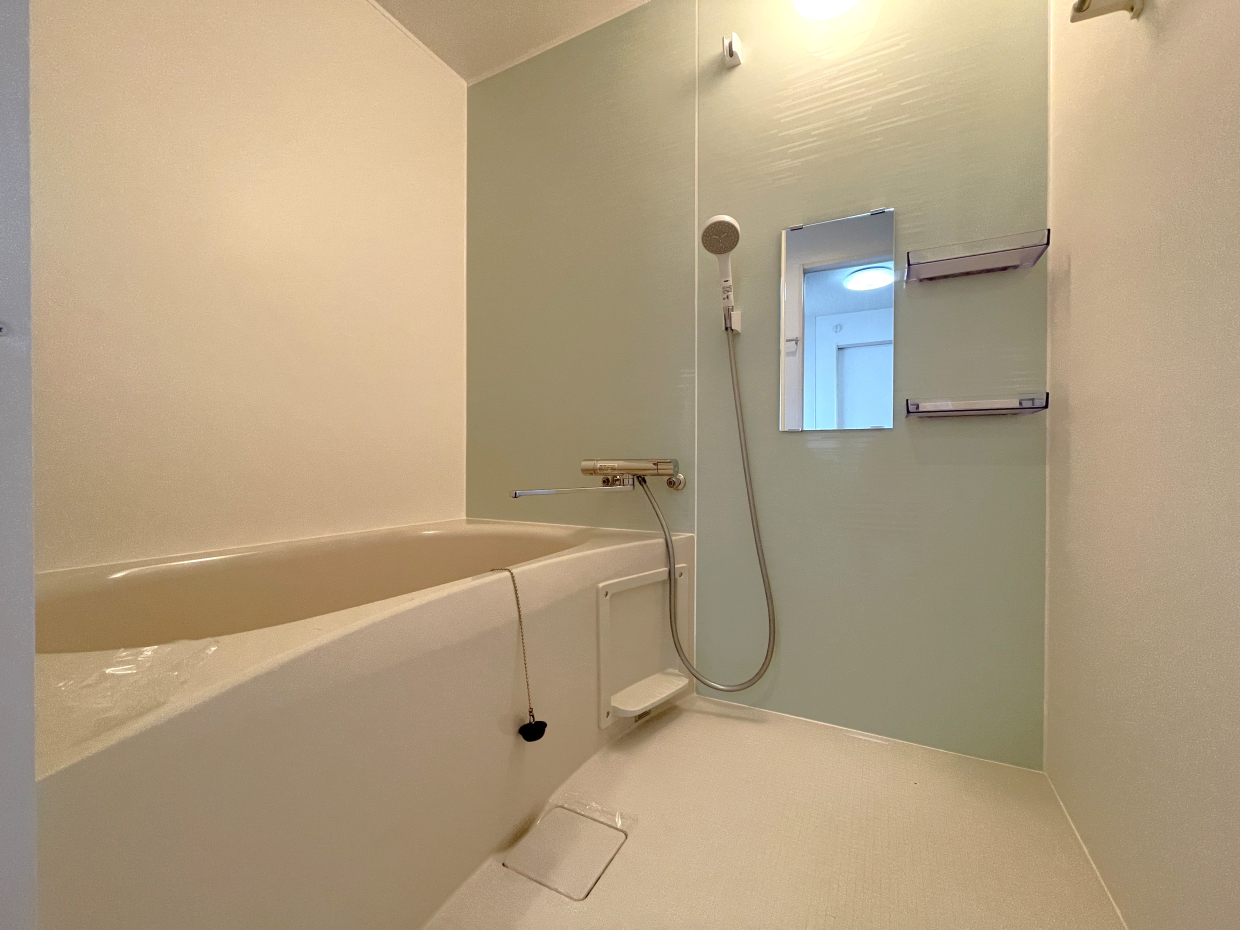 浴室は薄いグリーンの壁がさわやかで素敵