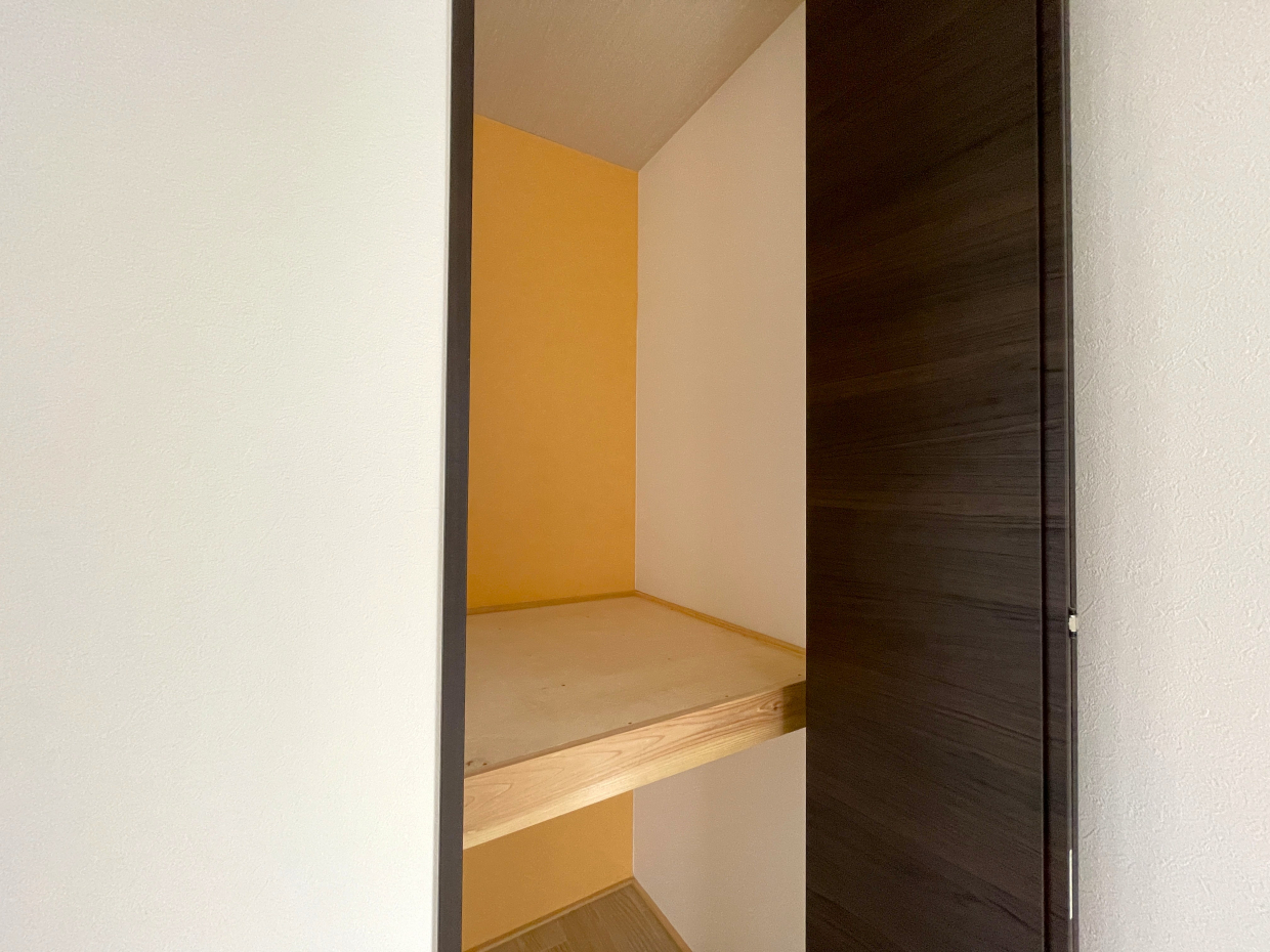 東の洋室の収納は上下段に分かれた物入タイプ