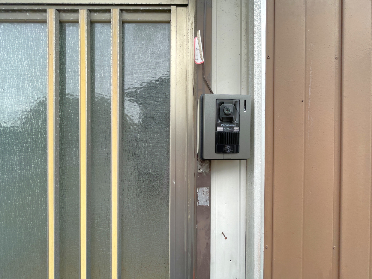 玄関扉はレトロですが、モニターフォンをつけてくれてあるのがリノベ物件ってかんじ