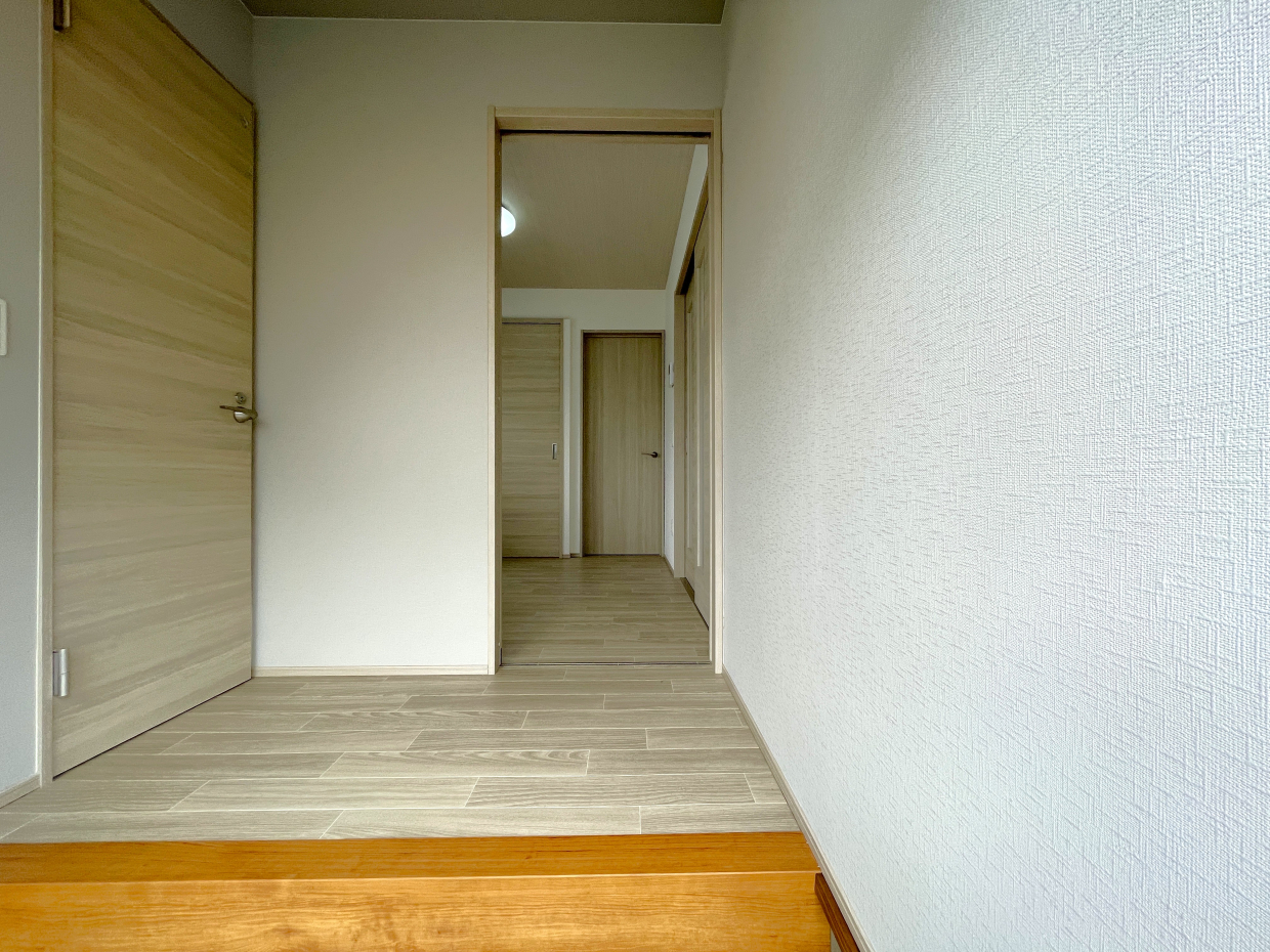 玄関とDKの間には扉が1枚あるので、居室が丸見えになる心配もありません